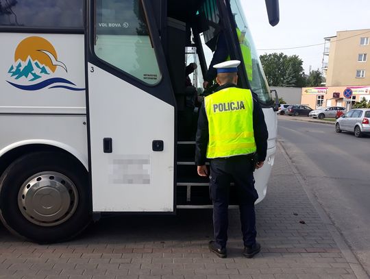 RYPIŃSCY POLICJANCI DLA BEZPIECZEŃSTWA PODRÓŻUJĄCYCH KONTROLUJĄ AUTOKARY