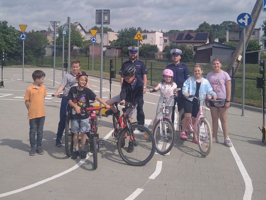 SIERPECCY POLICJANCI Z WYDZIAŁU RUCHU DROGOWEGO UCZESTNICZYLI W EGZAMINIE NA KARTĘ ROWEROWĄ