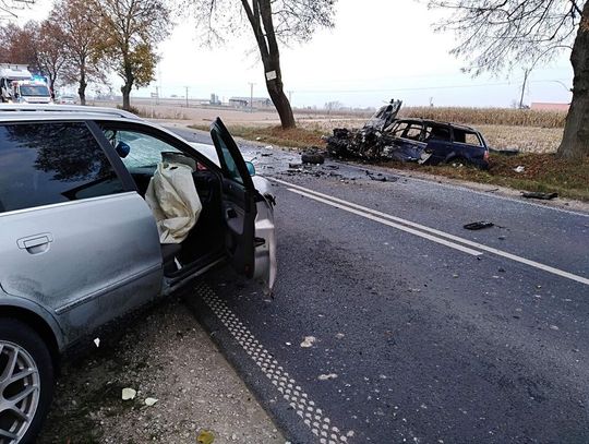 Spłonął samochód osobowy - wypadek w Cetkach