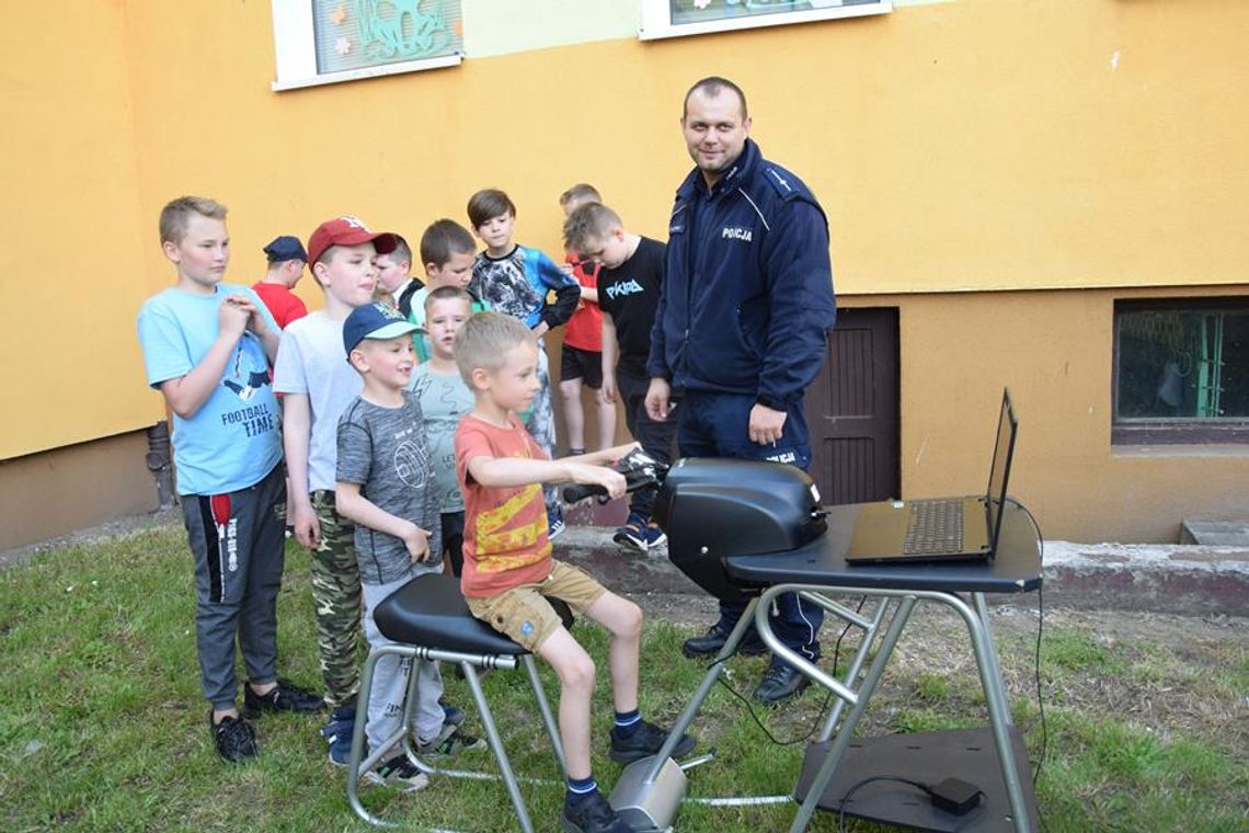 POLICJANCI Z GOZDOWA NA FESTYNIE. NAJMŁODSI CHĘTNIE WZIĘLI UDZIAŁ W PRZYGOTOWANYCH PRZEZ NICH ATRAKCJACH