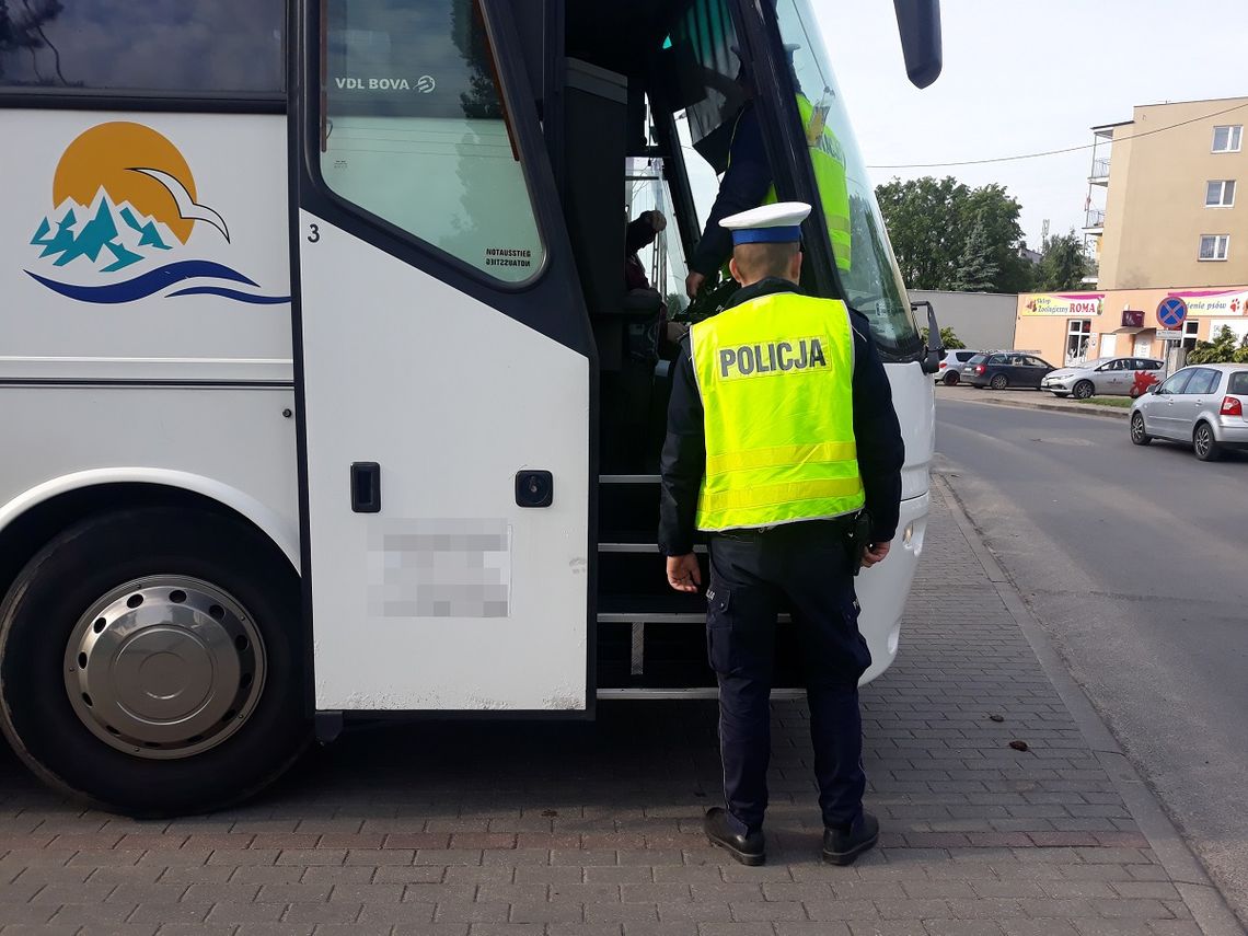 RYPIŃSCY POLICJANCI DLA BEZPIECZEŃSTWA PODRÓŻUJĄCYCH KONTROLUJĄ AUTOKARY